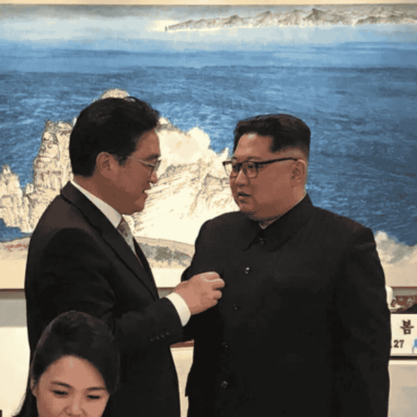 韩议长在北京与金正恩碰面并握手韩议长在北京与金正恩握手，两国关系的新篇章