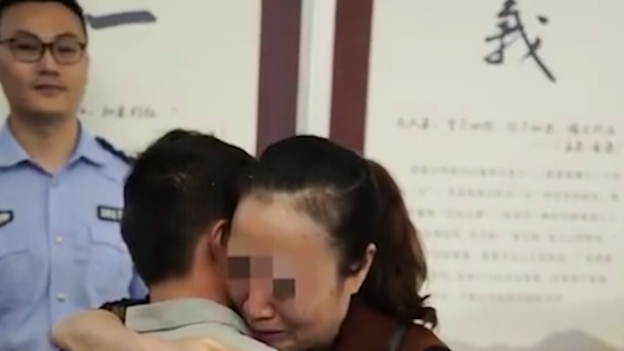 妈妈在上百人的方阵中一眼认出儿子妈妈在上百人的方阵中一眼认出儿子的感人瞬间